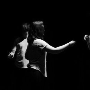 Acteurs d'impro jouant une scène